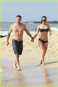 megan fox in beach 06.jpg