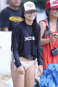vanessa hudgens al mare 02.jpg