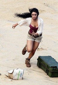 vanessa hudgens sul set 06.jpg