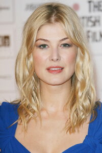 rosamundpikemoetoka-3.jpg