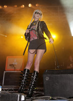 taylor momsen al wireless festival 01.jpg