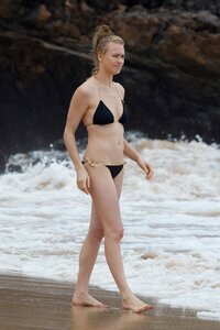 yvonne strahovski in bikini 13.jpg