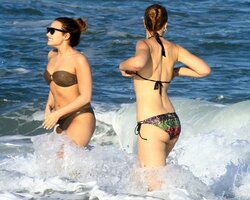 demi lovato in bikini 09.jpg