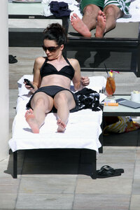 kristin davis in pool 05.jpg