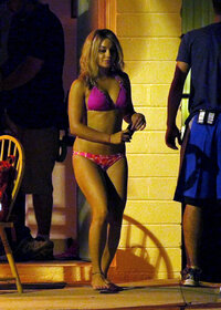 vanessa hudgens sul set 01.jpg