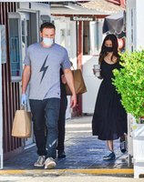 ana-de-armas-and-ben-affleck-pick-up-lunch-to-go-in-brentwood-07-03-2020-2.jpg