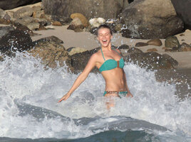 julianne hough in bikini  verde 18.jpg