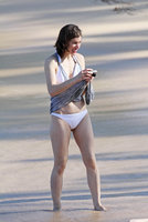 milla jovovich in bikini 12.jpg