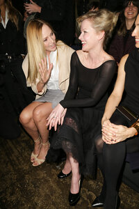 uma thurman al fashion show 07.jpg