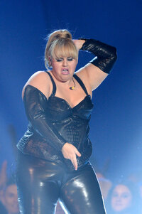 rebel wilson al mtv movie awards 04.jpg
