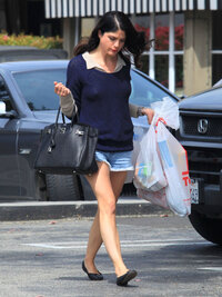 selma blair in shopping 01.jpg