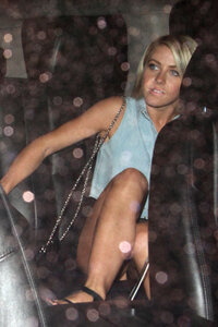 julianne hough in macchina 02.jpg