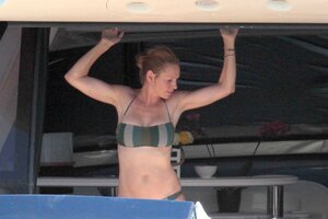 uma thurman in yacht 09.jpg