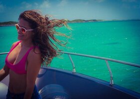 lola ponce in yacht 09.jpg