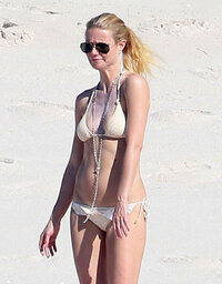 gwyneth paltrow in bikini 19.jpg