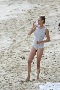 uma thurman al mare 10.jpg