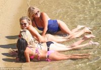 kate hudson in bikini 11.jpg