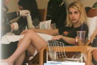 emma roberts al manicure 01.jpg