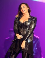 demi lovato in concerto 02.jpg