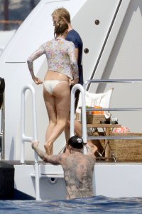 cameron diaz in yacht 04.jpg