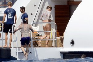 cameron diaz in yacht 05.jpg