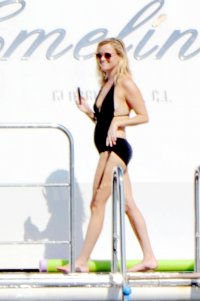 reese witherspoon in yacht 06.jpg