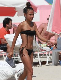 karrueche tran in bikini nero 11.jpg