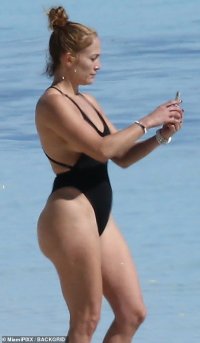 Jennifer_Lopez_Black_Swimsuit_15.jpg