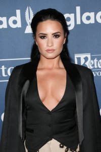 demi lovato al gala 03.jpg