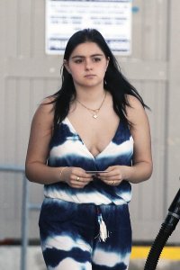 ariel winter al gas station 03.jpg