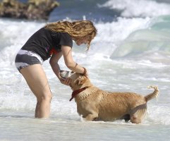 drew barrymore in beach 05.jpg