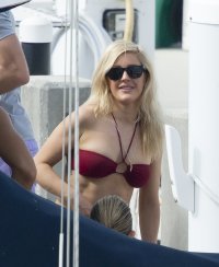ellie goulding in bikini rosso 02.jpg