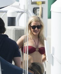 ellie goulding in bikini rosso 05.jpg