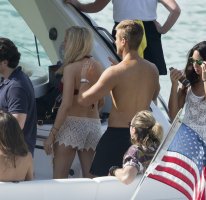 ellie goulding in bikini rosso 07.jpg