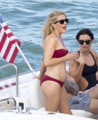 ellie goulding in bikini rosso 19.jpg