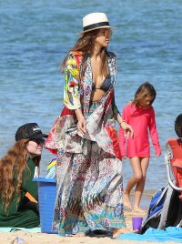 jessica alba in beach 02.jpg
