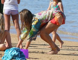 jessica alba in beach 09.jpg