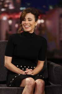 linda cardellini al tonight show 02.jpg