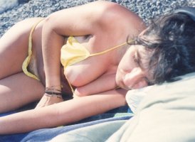 mia moglie si distrae a mare.jpg