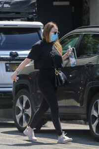 emma-stone-out-in-los-angeles-06-15-2021-5.jpg