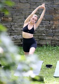 bailee-madison-and-chandler-kinney-outdoor-yoga-filming-in-new-york-08-30-2021-12_thumbnail.jpg