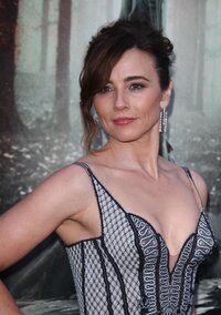 linda cardellini al gala 04.jpg