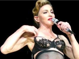 madonna-boob-flashes-in-turkey-01.jpg