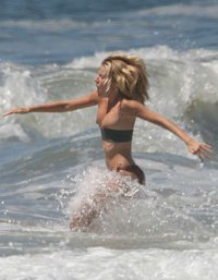 Sienna-Milla-at-the-beach-exposing-her-nipples-2.jpg