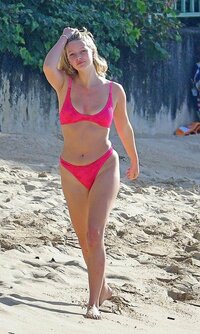 Gwyneth-Paltrow-bikini-Apple-martin-Blythe-Danner-0024.jpg