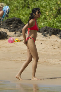 padma lakshmi in bikini 02.jpg