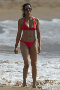 padma lakshmi in bikini 05.jpg