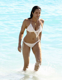 padma lakshmi in bikini (24).jpg