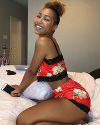 parker mckenna posey a letto 02.jpg