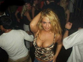 mia zia in discoteca nn si accorge di avere la tetta di fuori.jpg